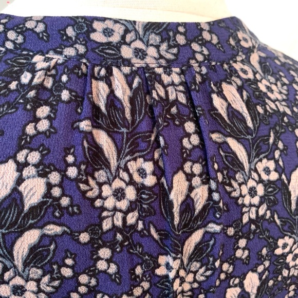 ASTR the Label Navy Blue Grey Floral Blouse Size L career casual V neck top - Picture 10 of 14
